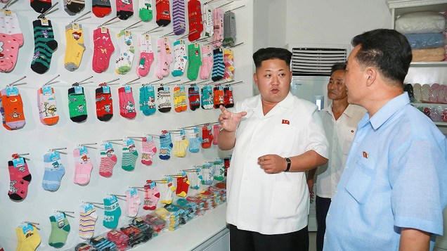O ditador norte-coreano Kim Jong Un inspeciona uma fábrica de meias, em Pyongyang