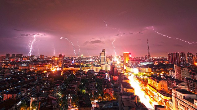 Raios atigem a província de Jiangsu durante uma tempestade, na China