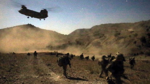 Soldados americanos e afegãos durante operação na província de Paktika, no Afeganistão
