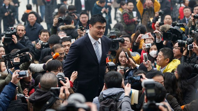 O ex-jogador da NBA e delegado da Conferência Consultiva Política do Povo Chinês, Yao Ming, chega ao congresso em Pequim, na China