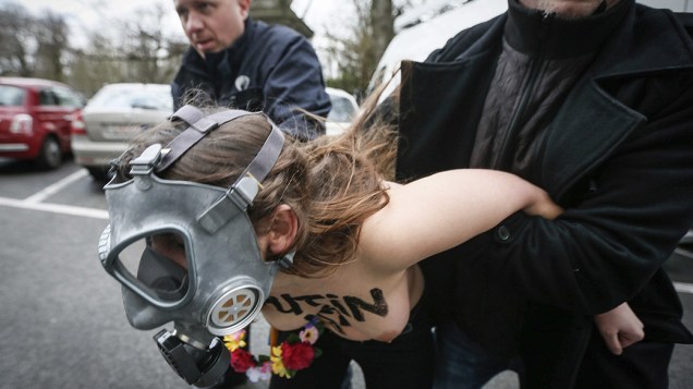Ativista do Femen é detida por policiais durante protesto contra o presidente russo, Vladimir Putin na reunião de ministros dos Negócios Estrangeiros da União Europeia, na Bélgica