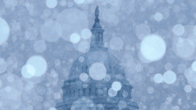 Neve cai no Capitólio, nos Estados Unidos. O governo federal suspendeu os serviços devido a nevasca