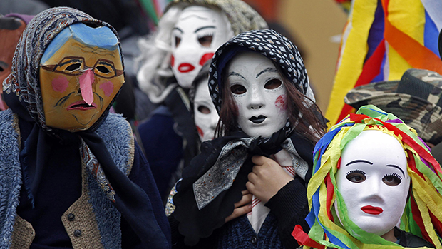 Em Bucareste,  mascarados dançaram no festival Ziua cucului". Vários grupos da Romênia e da Bulgária celebraram à saúde e a fertilidade