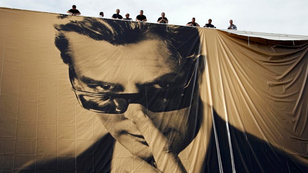 Trabalhadores posicionam tela gigante do cartaz oficial do 67º Festival de Cinema Cannes com o ator Marcello Mastroianni na cidade de Cannes, ao sul da França