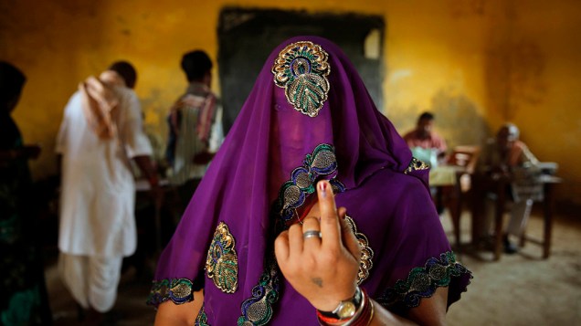 Indiana mostra o dedo marcado de tinta após lançar voto na cidade de Kunwarpur, no Estado de Uttar Pradesh. Milhares de eleitores deram seus votos no último dia de eleições no país