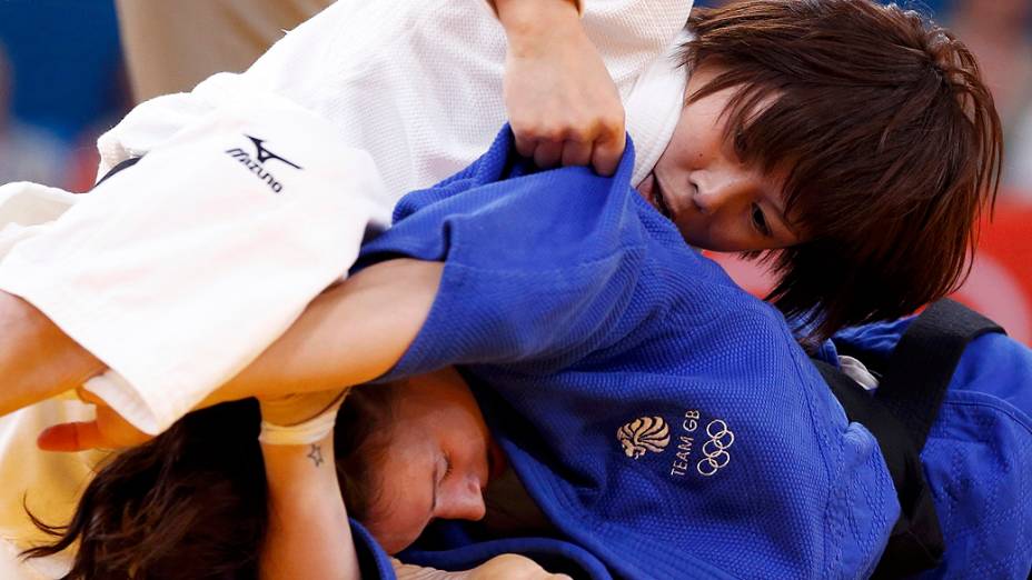 Competidoras lutam na prova feminina de 48kg de Judo, em 28/07/2012