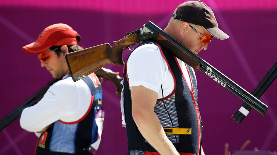 Atiradores durante qualificação para a categoria masculina pistola de ar 10 m