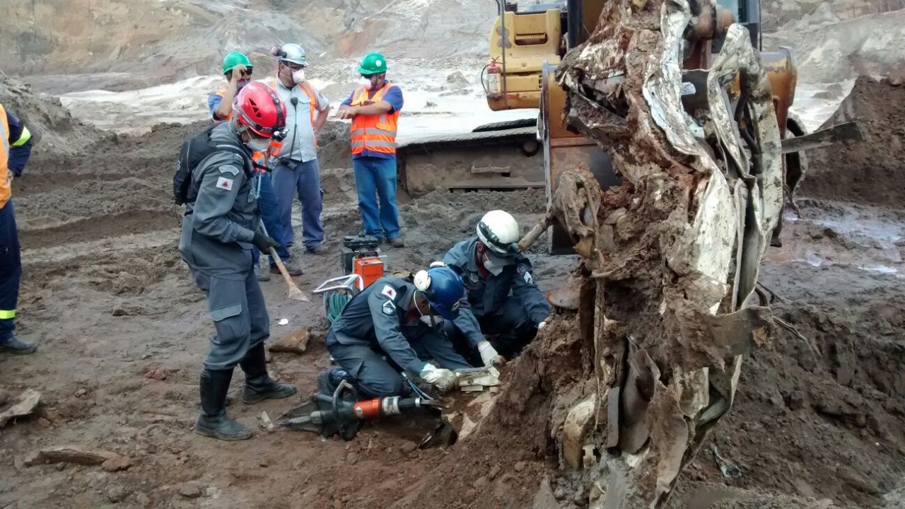 Bombeiros trabalham para retirar o corpo de Aílton Martins dos Santos, de 55 anos, vítima do rompimento da barragem de Fundão, em Mariana (MG)