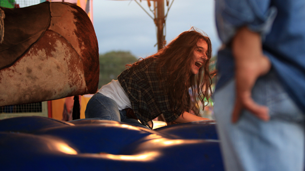 Menina brinca em touro mecânico em festa de peão de Londrina