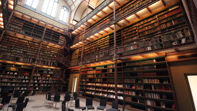 Até então inacessível ao público, a espetacular biblioteca do Rijks ocupa três andares ligados por uma escada de ferro do século passado. Agora é uma área aberta para pesquisas, com cerca de 45 mil livros. Os visitantes terão acesso – gratuito - a iPads para consultar o acervo