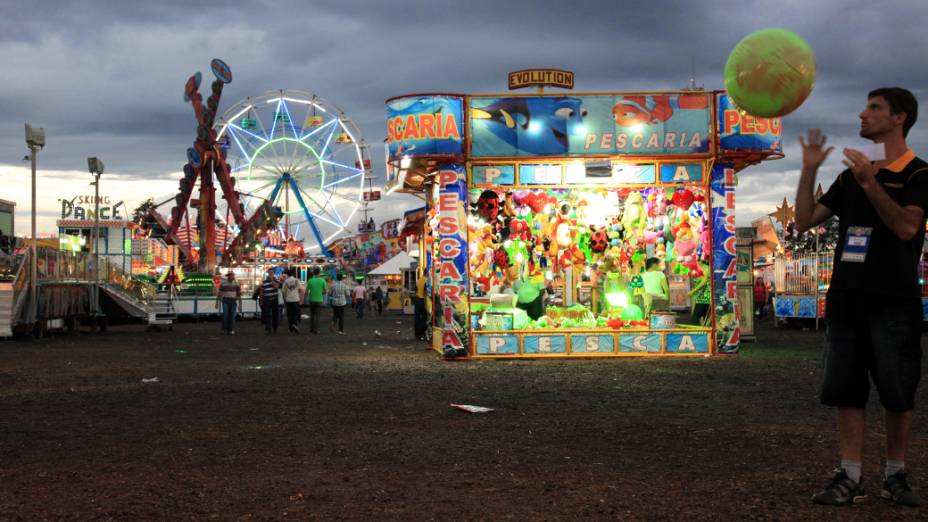 Parque de diversões montado para festa de peão, em Londrina, no Paraná