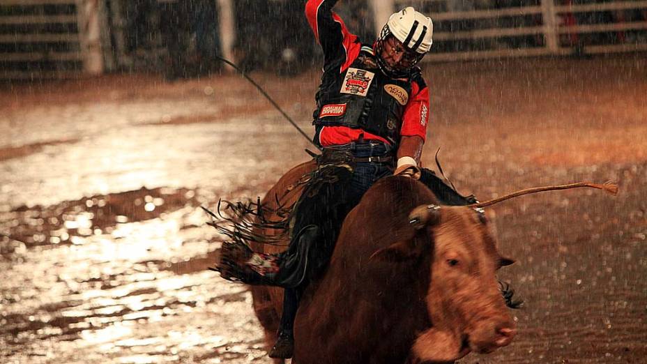 Peão durante rodeio, em Londrina