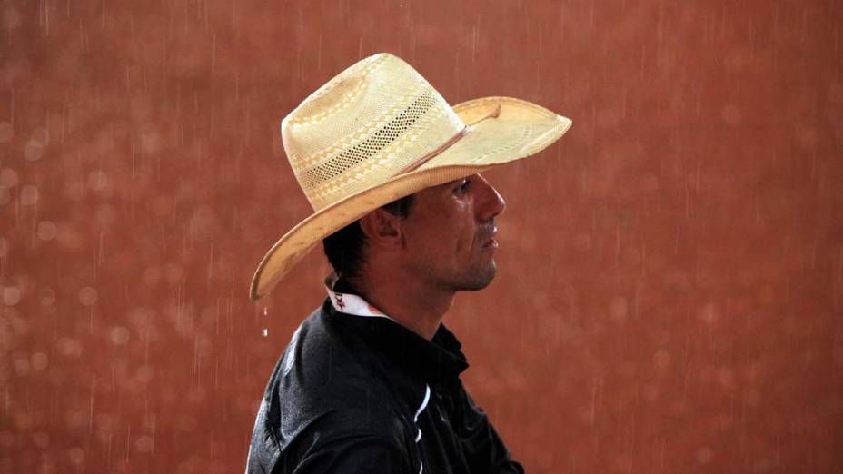 Forte chuva durante rodeio em Londrina, no Paraná