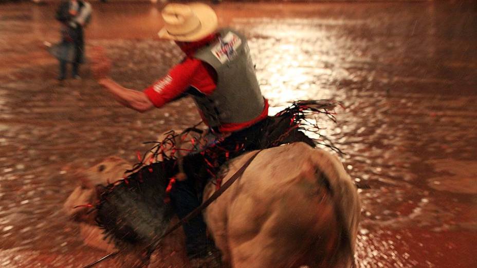 Peão durante rodeio, em Londrina, no Paraná