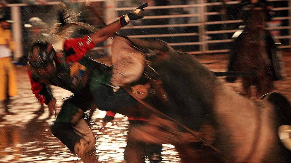 Peão durante rodeio, em Londrina