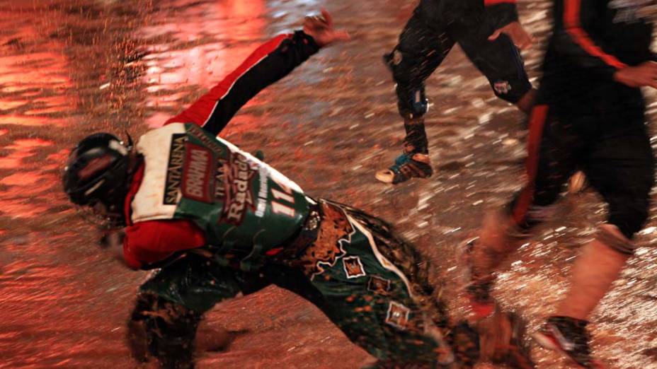 Peão corre após saltar de touro, em Londrina