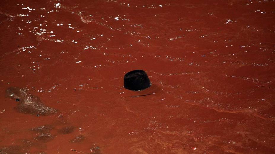 Chapéu de peão cai na lama formada após forte chuva, em Londrina