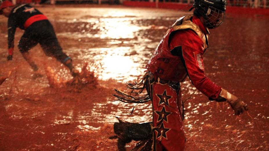 Peão corre de touro durante rodeio, em Londrina