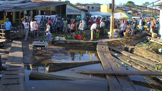 Tabatinga, Amazonas: todo tipo de mercadoria passa livremente pela zona portuária