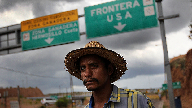 Imigrante ilegal na fronteira dos Estados Unidos com o México após ser deportado
