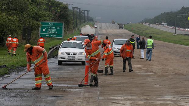 Funcionários da concessionária Ecovias trabalham para liberar rodovia
