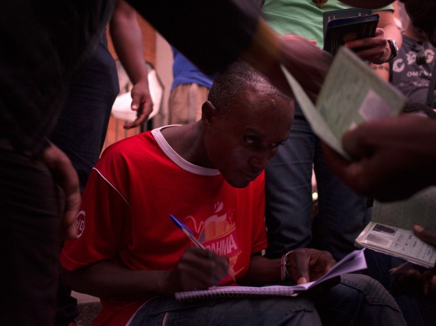 Haitianos se aglomeram para preencher uma ficha de emprego: candidatos a entrar em um novo ciclo de miséria