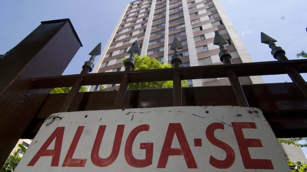Placa de aluguel no bairro Vila Mariana, São Paulo