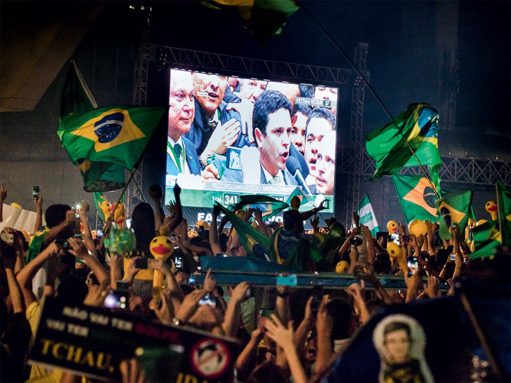 O 342º voto, do deputado Bruno Araújo (PSDB-PE), favorável à abertura do impeachment, selou a derrota do governo: festa na Avenida Paulista