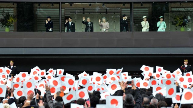 Imperador Akihito (com o microfone) acompanhado da família real faz rara aparição para comemorar seu 78º aniversário em Tóquio, Japão