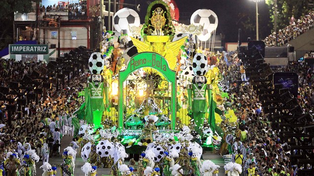 Desfile da Imperatriz Leopoldinense homenageou o ex-jogador Zico na segunda noite do carnaval carioca