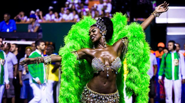 A rainha de bateria Cris Vianna desfile na escola de samba Imperatriz Leopoldinense pelo grupo especial, na Marquês de Sapucaí no Rio de Janeiro (RJ), na madrugada desta terça-feira (04)