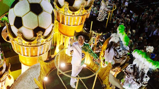 O ex-jogador Rivelino durante desfile da Imperatriz Leopoldinense, na Marquês de Sapucaí na segunda noite do carnaval carioca