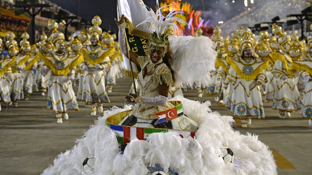 Desfile da escola de samba Imperatriz Leopoldinense pelo grupo especial, na Marquês de Sapucaí no Rio de Janeiro (RJ), na madrugada desta terça-feira (04)