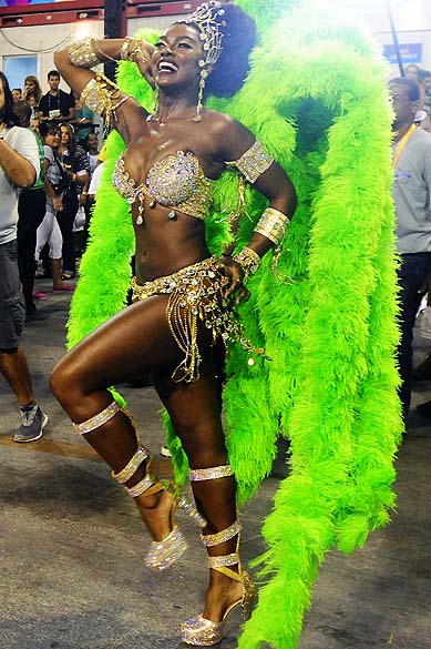 A rainha de bateria Cris Vianna desfile na escola de samba Imperatriz Leopoldinense pelo grupo especial, na Marquês de Sapucaí no Rio de Janeiro (RJ), na madrugada desta terça-feira (04)