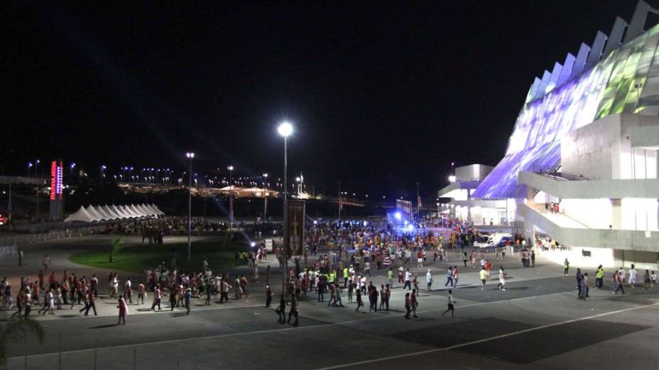 A torcida chega para o primeiro jogo da Arena Pernambuco, entre Náutico e Sporting
