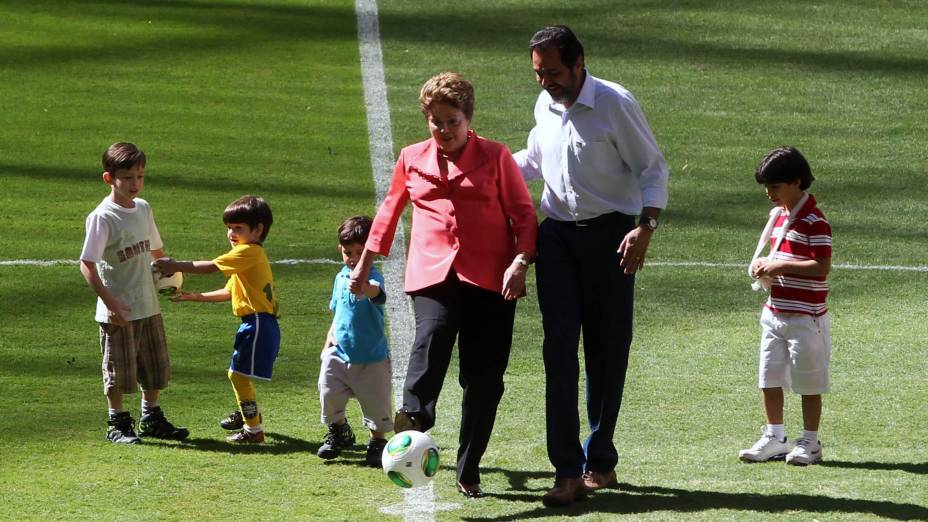 A presidente Dilma Rousseff dá o ponta-pé simbólico na inauguração do Estádio Nacional Mané Garrincha, em Brasília, ao lado do governador Agnelo Queiróz