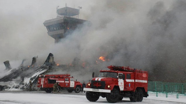 Foto liberada hoje pela administração mostra incêndio no aeroporto Cheremshanka em Krasnoyarsk, Rússia