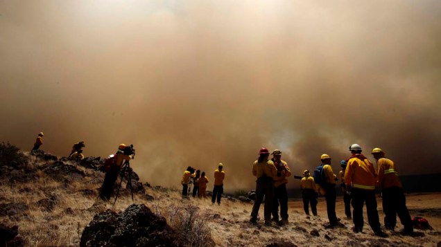 Membros da imprensa observam incêndio na cidade de Eagar, Arizona