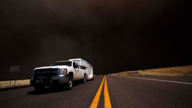 Estrada da cidade de Springerville. O incêndio florestal que atinge há 12 dias o estado americano do Arizona forçou a retirada de todos os moradores da cidade de Springerville e da comunidade de Eager