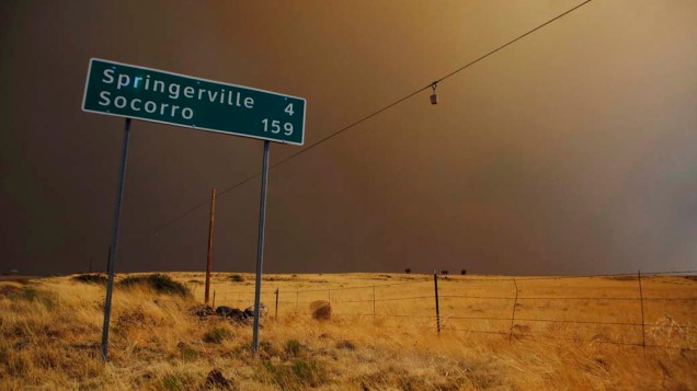 Fumaça no céu de Springerville. O incêndio florestal que atinge há 12 dias o estado americano do Arizona forçou a retirada de todos os moradores da cidade de Springerville e da comunidade de Eager
