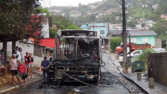 Ônibus incendiado no bairro Caiera do Saco, em Florianópolis em fevereiro de 2013
