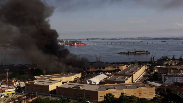 Incêndio atinge a Cidade do Samba, no Rio de Janeiro