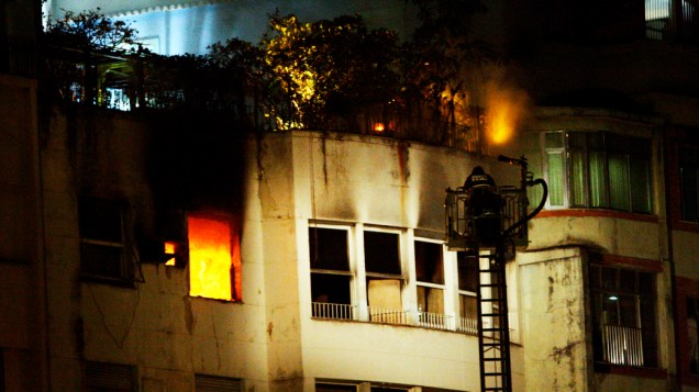 Bombeiros tentam conter incêndio em apartamento de edifício em Copacabana, Rio de Janeiro