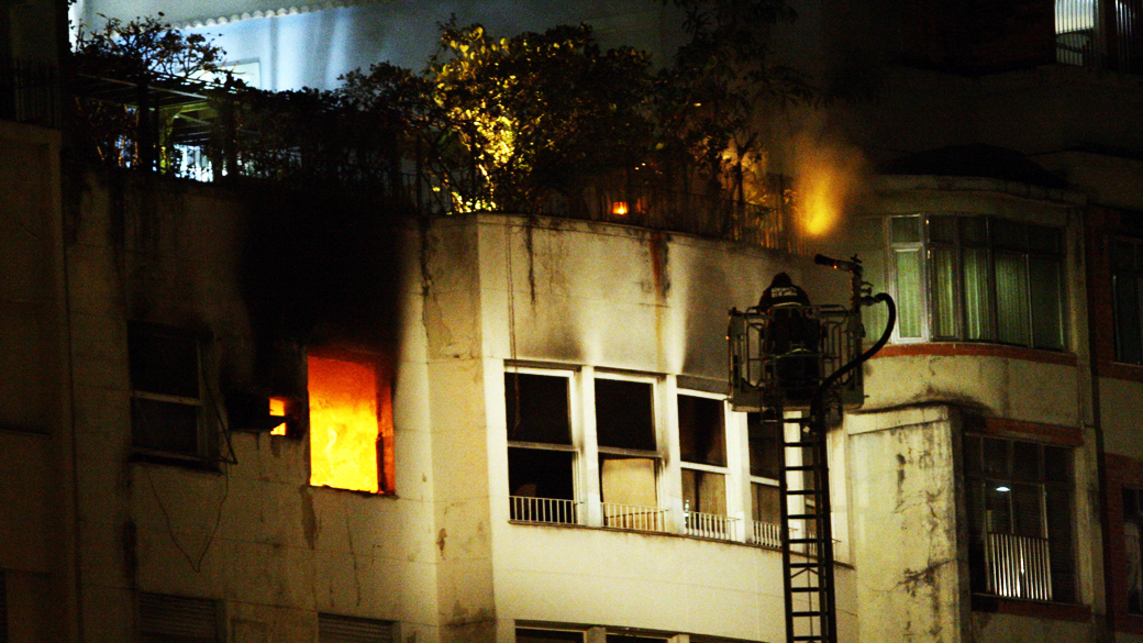 Bombeiros tentam conter incêndio em apartamento de edifício em Copacabana, Rio de Janeiro