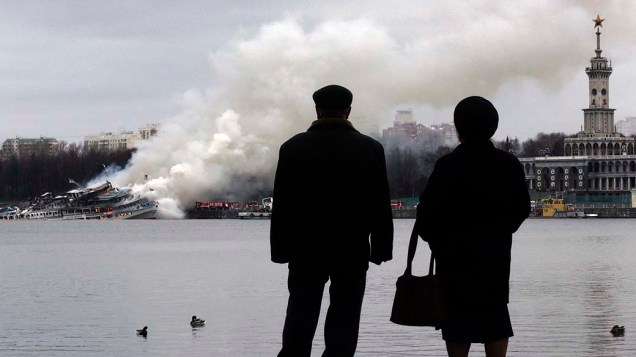 Russos observam Incêndio no cruzeiro "Sergei Abramov" em Moscou, na Rússia