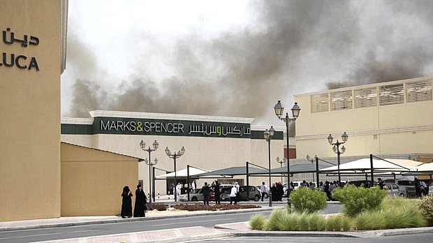 Fumaça preta era vista sobre o shopping center Villagio, em Doha