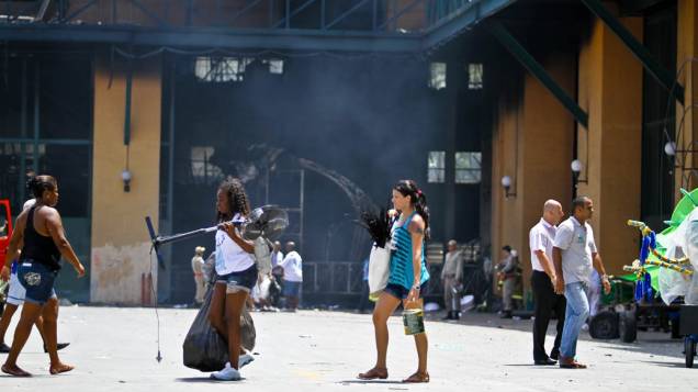 Incêndio atinge a Cidade do Samba, no Rio de Janeiro. Integrantes das escolas recuperam as alegorias que não foram atingidas pelo fogo