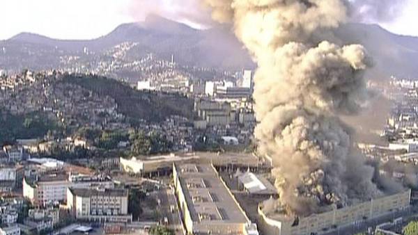 Incêndio atinge a Cidade do Samba, no Rio