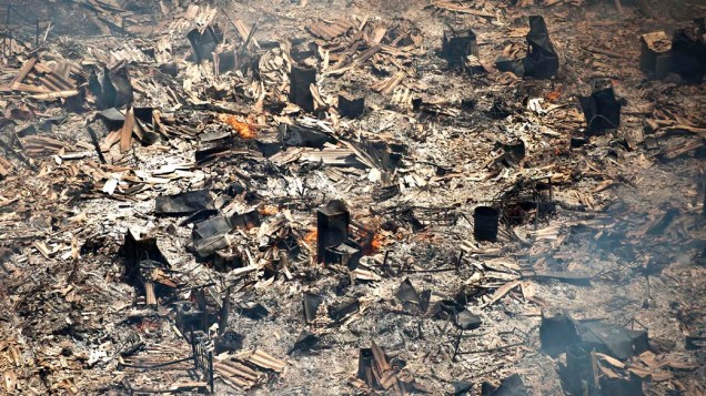 Cinzas dos barracos queimados durante incêndio na favela do Moinho, São Paulo