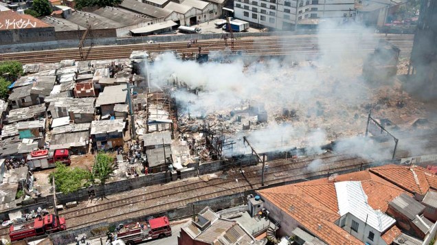 Fumaça provocada pelo incêndio na favela do Moinho, região central de São Paulo